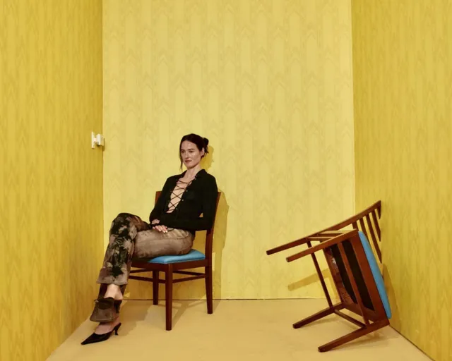L'attrice all'interno di una scena del film «Backrooms».
