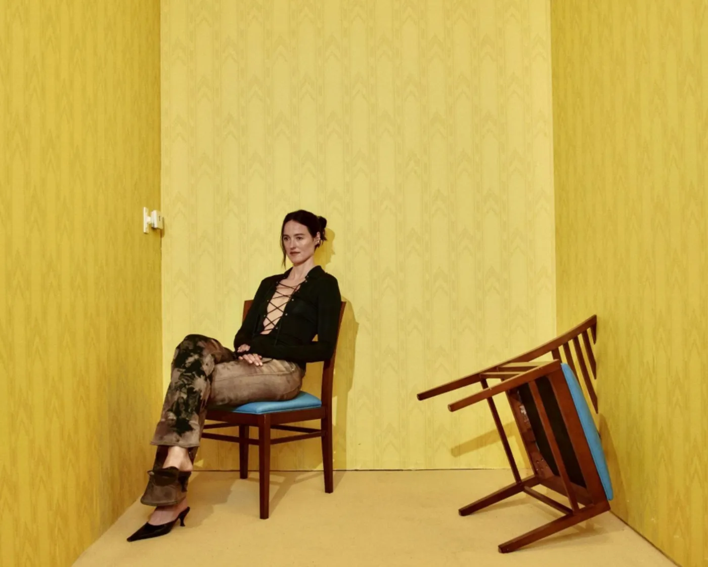 L'attrice all'interno di una scena del film «Backrooms».